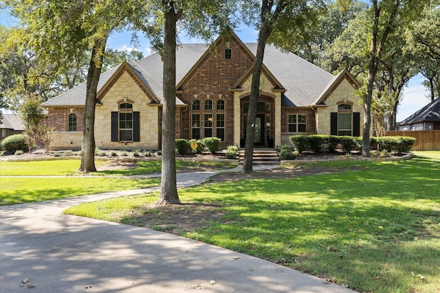 view of front of property with a front yard