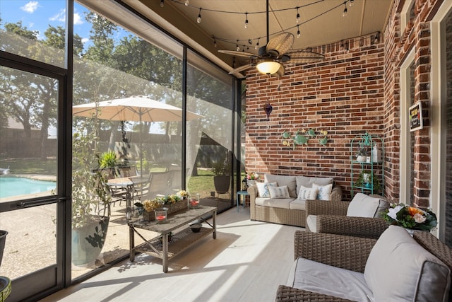 sunroom with ceiling fan