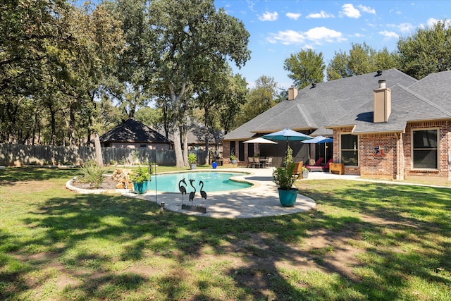 view of swimming pool with a patio and a lawn