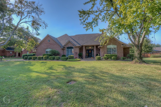 ranch-style home featuring a front lawn