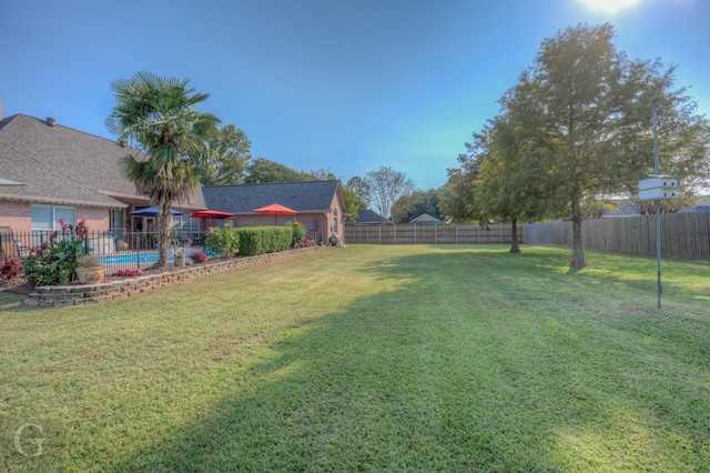 view of yard featuring a fenced in pool