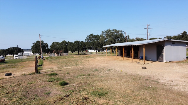 view of yard with an outbuilding