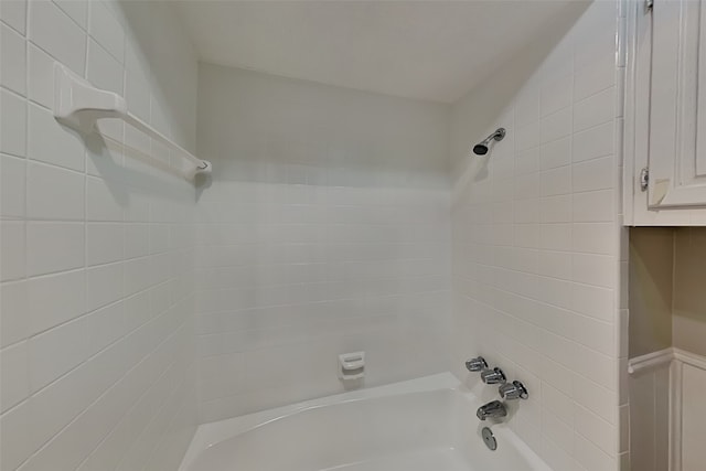 bathroom featuring tiled shower / bath