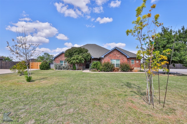 view of front of house featuring a front lawn