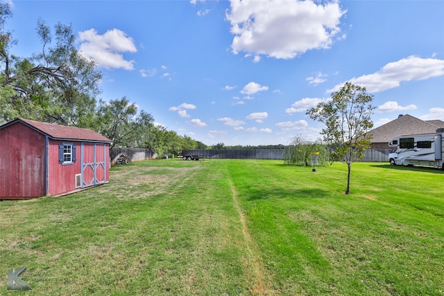 view of yard with a storage unit