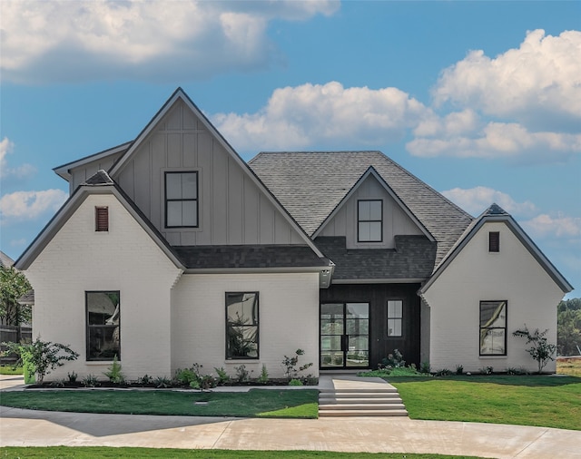 view of front facade with a front lawn