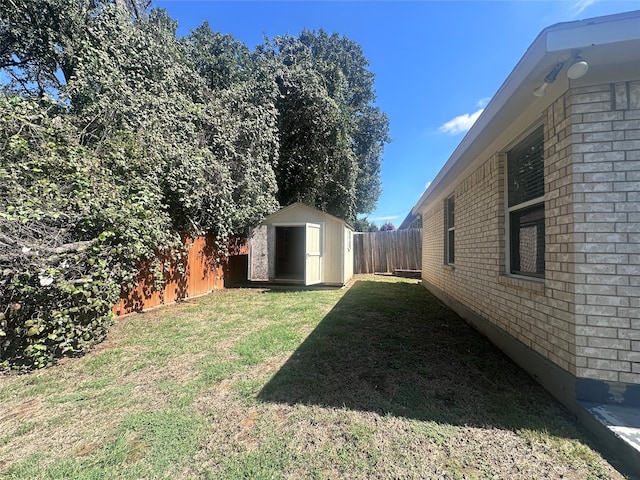 view of yard featuring a storage shed