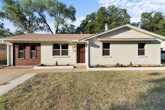 single story home featuring a front yard