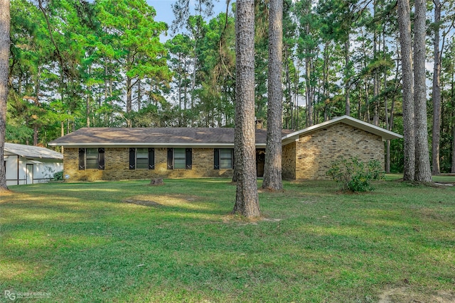 ranch-style home featuring a front lawn