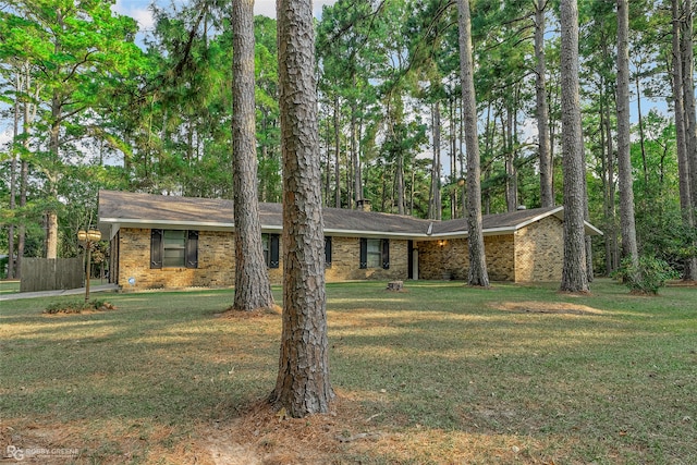 ranch-style house featuring a front yard