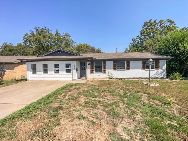 ranch-style home featuring a front lawn