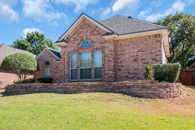 view of front of property featuring a front lawn