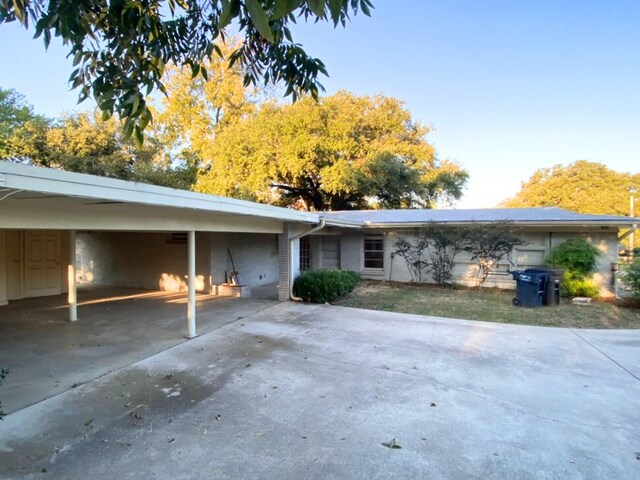 4837 S Ridge Ter, Fort Worth, TX 76133 - view of front facade featuring an attached carport and concrete driveway