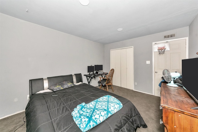 bedroom featuring carpet and a closet