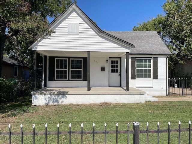 view of front of house with a porch and a front yard