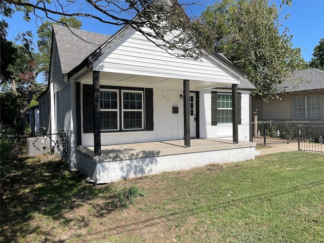 bungalow featuring a front lawn