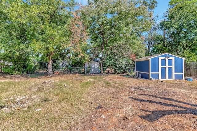 view of yard featuring a storage unit