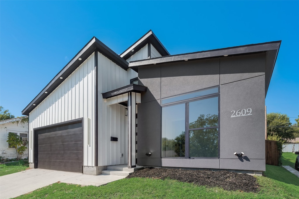 view of front of home featuring a garage and a front lawn