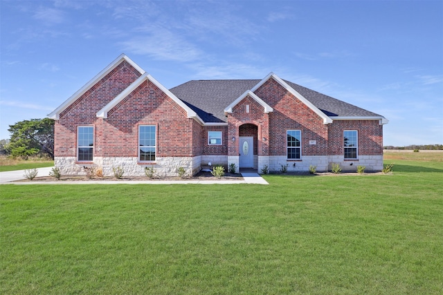 view of front of home featuring a front lawn