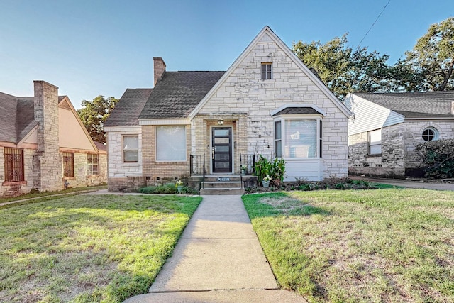 view of front of property featuring a front yard