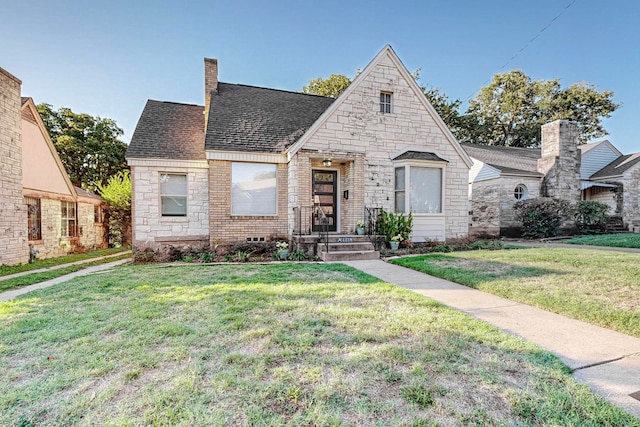 view of front of property featuring a front yard