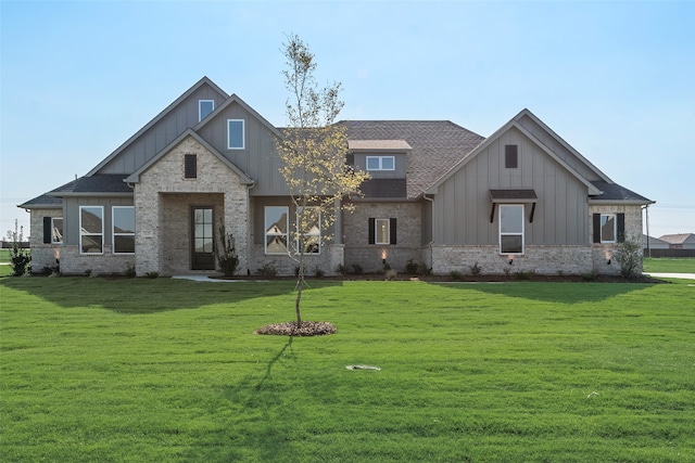 view of front facade with a front yard