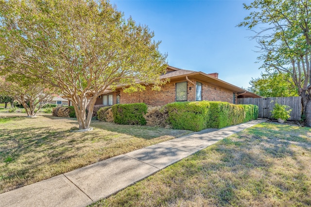 view of front of home featuring a front yard