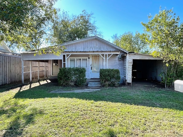 view of front of house featuring a front lawn and a garage