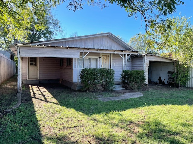 view of front of property with a front yard