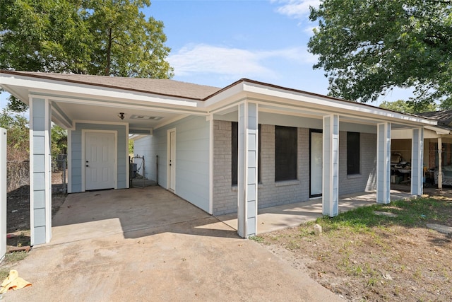 view of front facade featuring a carport