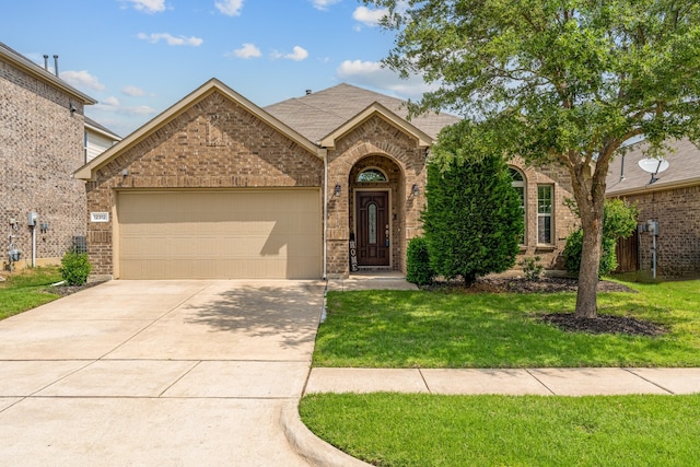 view of front of home featuring a front yard and a garage