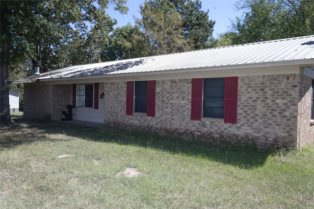 single story home featuring a front yard