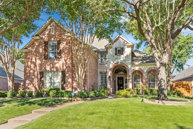 view of front of property featuring a front yard