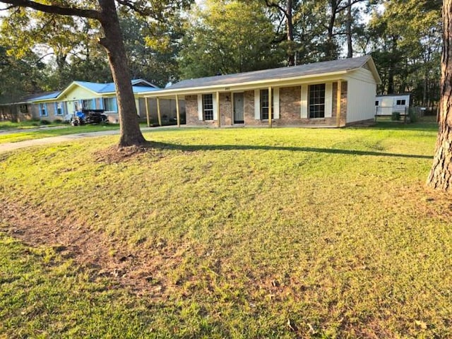 ranch-style house featuring a front yard