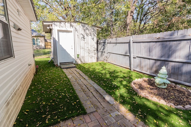 view of yard featuring a storage shed