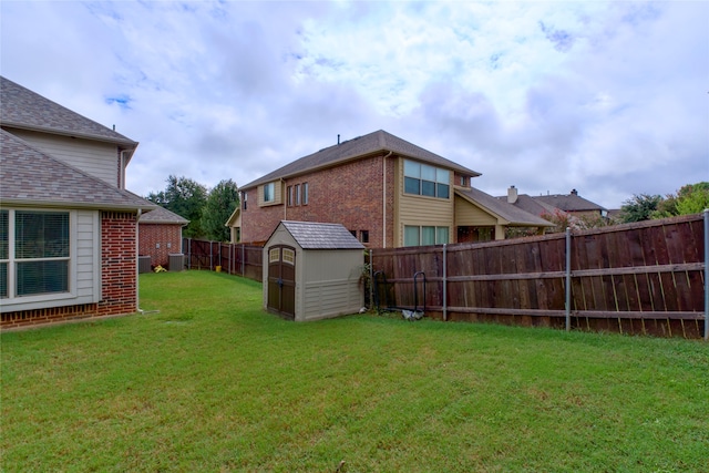 view of yard featuring a storage shed