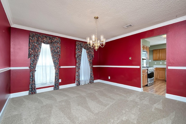 empty room with light carpet, an inviting chandelier, ornamental molding, and a textured ceiling