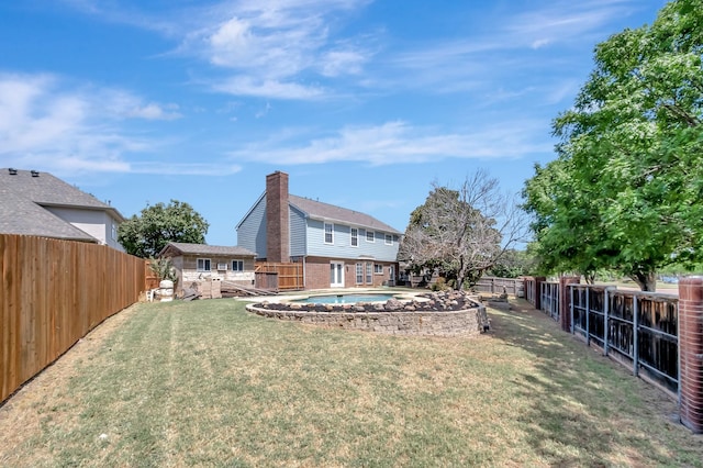 view of yard featuring a fenced in pool