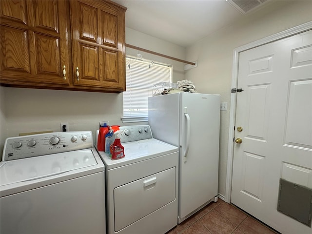 laundry room with visible vents, independent washer and dryer, cabinet space, and tile patterned flooring