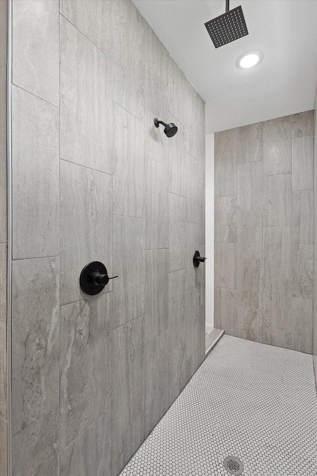 bathroom featuring a tile shower