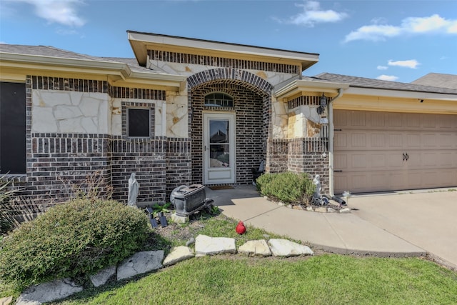 view of front facade with a garage