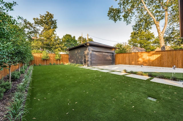 view of yard featuring a storage unit