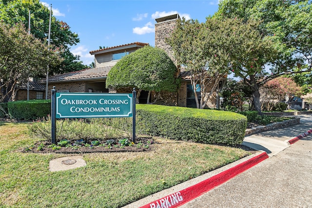 community sign featuring a lawn