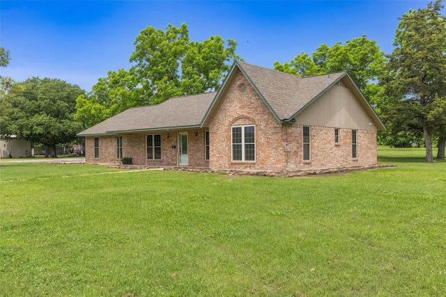 view of front of home featuring a front lawn