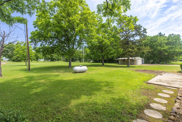 view of yard featuring a storage shed