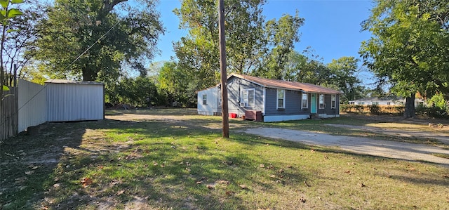 view of yard featuring a shed