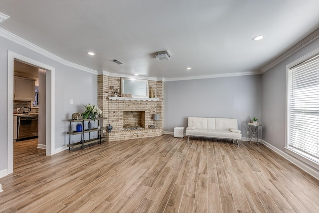 living area featuring recessed lighting, baseboards, light wood finished floors, and a fireplace