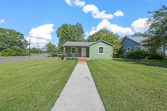 view of front of house with a front lawn