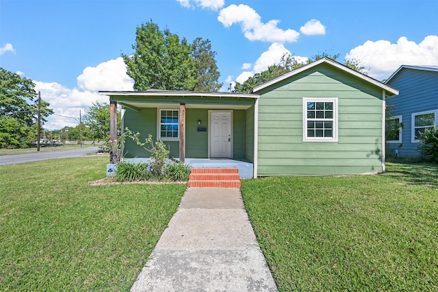 bungalow-style house featuring a front lawn