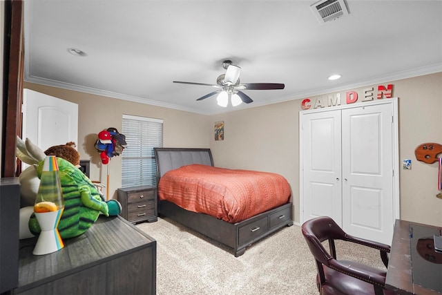 bedroom with ceiling fan, a closet, carpet floors, and crown molding